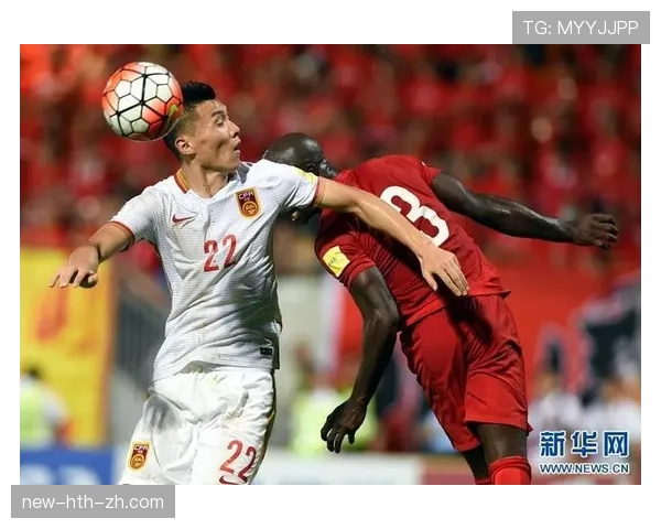 点球击中门框未进，足球规则中如何判定后续动作？